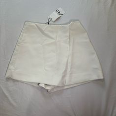 Brand New Pair Of Skorts White Shorts/Skirt Chic Skirt With Built-in Shorts For Spring, Elegant High-waisted Shorts For Summer, Elegant High-waist Skort With Built-in Shorts, Elegant High Waist Shorts For Day Out, Elegant High Waist Summer Shorts, Elegant Short Skort For Day Out, Elegant White Party Shorts, White Bottoms With Built-in Shorts For Night Out, Skirt Shorts With Pockets For Day Out