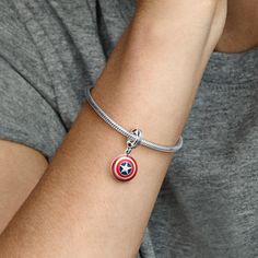 Reporting for duty: carry our Marvel The Avengers Captain America Shield Dangle Charm and share your love for the Marvel Cinematic Universe with the world. Captain America's legendary shield shines bright in hand-applied red, white and blue enamel. Engraved with the message, "TRUE TO YOURSELF," this sterling silver stunner symbolizes hope and protection. Add this charm and more of your favorite heroes to our Pandora Moments Marvel The Avengers Logo Clasp Snake Chain Bracelet. - Pandora Marvel Th Pandora Marvel, Logo Marvel, Avengers Captain America, Avengers Logo, Pandora Gold, Captain America Shield, True To Yourself, Snake Chain Bracelets, Carrier Bag