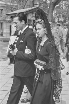 Pareja vestida para las ceremonias del Jueves Santo. 1942. Mantilla Semana Santa, Spanish Photography, Spanish Vibes, Catholic Fashion, Historical Photography, Innocence Lost, Pray The Rosary, Traditional Catholicism, Catholic Women