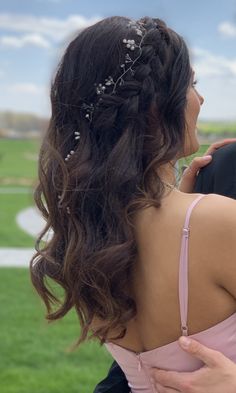 Loose Hairstyles Prom, Pretty Hair Styles For Prom, Medium Hair Quinceanera Hairstyles, Cute Hairstyles For Medium Hair Prom, Prom Hairstyles Medium Length Black Hair, Homecoming Hair Butterfly, Dark Prom Hairstyles, Elegant But Simple Hairstyles, Hairstyle Inspo For Prom