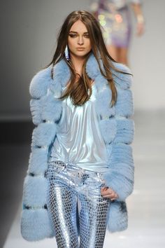 Blumarine Mode Chanel, Shiny Pants, Pastel Outfit, Fur Fashion, Mode Inspiration, Milan Fashion, Look Fashion, Blue Fashion, Black Metal