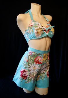 #Sexy 1940's style pin up girl shorts and halter set by wearitagain Playsuits #2dayslook #Playsuits style #PlaysuitsfashionPlaysuits www.2dayslook.com Vintage Tropical Fashion, 1940s Swimsuit, 1940s Playsuit, Tiki Pinup, Tiki Fashion, 40's Fashion, Table Retro, 1940's Style, Fashion 1940s