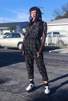 Mesh Top Outfit Grunge, Plaid Overalls, Tokyo Street Fashion, 90s Fashion Grunge, Grunge Look, Grunge Girl