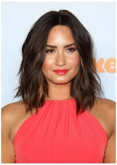 Lob Haircut Thick Hair, Long Bobs, Lob Haircut, Popular Haircuts, Round Face Haircuts, Celebrity Hair Stylist, Penteado Cabelo Curto, Haircut For Thick Hair, Medium Hair Cuts