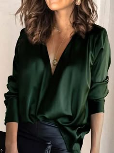 Academia Style, Draped Blouse, Satin Long Sleeve, Green Shirt, Green Blouse, V Neck Blouse, Outfits Casuales, V Neck Tops