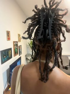 Hair Clip Hairstyles Locs, Locs Hairstyles Claw Clip, Starter Locs Coils, Claw Clip Locs, Loc Parting, Loc Braid Out, Claw Clip Short Locs, Claw Clips Locs, Locs Aesthetic