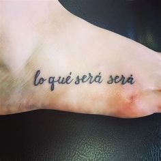 a person with a tattoo on their foot that says, la que seja sera