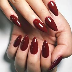 Achieve a chic and sweet look with these solid wine red press-on nails! 💖 Featuring a cute French tip design, these short almond nails are perfect for a stylish and effortless manicure. Easy to apply and wear, they add a touch of elegance to any look! ✨🎀