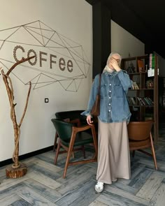 Denim Outfits For Women Hijab, Hijabi Skirt Outfits Casual, Modest Denim Outfit, Modest Muslim Outfit Ideas, Skirt Modest Outfits, Beige Maxi Skirt Outfit, Hijab Ootd Casual, Modest Skirt Outfits, Hijab Outfit Jeans