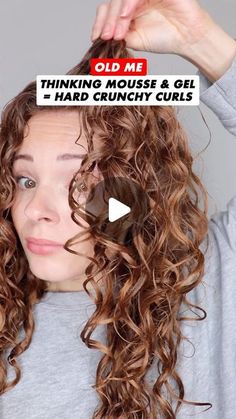 Scrunch The Crunch Out, Scrunch Curly Hair, Shoulder Curly Hairstyles, How To Scrunch Wavy Hair, Scrunching Hair Tips, How To Scrunch Straight Hair, Scrunch Hair Tutorial, Scrunch Hairstyles, Dry Curly Hairstyles