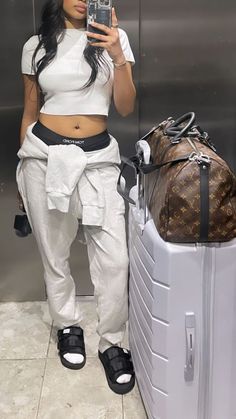 6 Kenza, Flight Outfit Airport Style, Elevator Selfie, Grey Sweatsuit, Flight Outfit, Airport Fits, Louis Vuitton Travel, Joggers Black