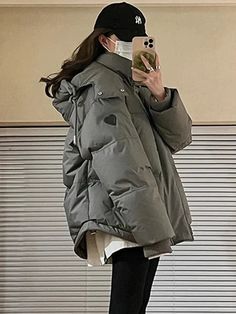 Die Winterjacke für Frauen ist aus hochwertigem Stoff gefertigt und dick und warm gepolstert, damit die Trägerin es gemütlich hat. Sie verfügt über eine Kapuze, Taschen und Reißverschlüsse für zusätzliche Vielseitigkeit. Die reguläre Passform mit vollen Ärmeln ist perfekt für Träger mittleren Alters. Hochwertiger Stoff Der hochwertige Stoff ist unglaublich warm und formschlüssig, ohne die Aktivitäten einzuschränken. Es bleibt auch nach mehreren Wäschen bequem und kuschelig. Kostenloser Versand! Harajuku Jacket, Cotton Jackets Women, Love Embroidery, Warm Winter Jackets, Winter Parka, Puffer Jacket Women, Hooded Parka