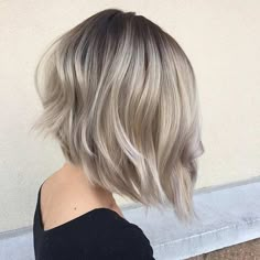 Sick of constantly having to untangle a knot in you long hair? An inverted bob is the answer. Unlike regular bobs, inverted bobs (also know as graduated bobs) are short at the back and long in the front. There are so many styles to choose from and about a million colours as well. If you … Platinový Blond, Dunner Wordend Haar, Ash Blonde Hair Colour, Inverted Bob Hairstyles, Classic Haircut, Ash Blonde Hair, Hair Envy, Cool Haircuts