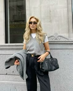 Outfit Chaleco Gris, Corporate Girl, Office Fits, Old Money Fashion, Business Professional Outfits, Money Fashion, Look Office