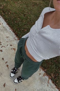 Cool Sweatpants, Sweatpants Outfit Ideas, Preppy Fits, Sweatpants Outfits, Cozy Sweatpants, Pic Poses, Baggy Sweatpants, Loungewear Outfits, Skandinavian Fashion