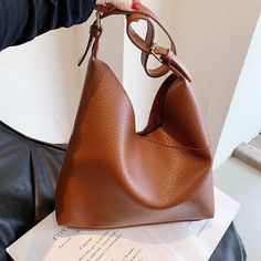 SPECIFICATIONSBrand Name: QAOJAREHandbags Type: Shoulder BagsTypes of bags: Shoulder BagsMain Material: PULining Material: NoneShape: Casual TotePlace Of Origin: HE BEI ProvincePlace Of Origin: HE BEI ProvinceOrigin: Mainland ChinaCN: HebeiHardness: SOFTPattern Type: SolidInterior: No PocketDecoration: NONEExterior: NONEOccasion: VersatileClosure Type: HaspGender: WOMENStyle: FashionModel Number: 24/8/Number of Handles/Straps: None odname=ckeditor Specifications: upper width 33CM, lower width 30CM, height 30CM, thickness 9CM Note: For manual measurement, the size may have an error of 1-3CM. Due to different batches, the lining of the bag may be different. Fashion designer and good price, please rest assured to buy. (All pictures are real photos. However, due to different lighting and monit Retro Fashion Women, Retro Mode, New Retro, Underarm Bag, Ladies Handbags, Leather Shoulder Bag, Fashion Models, Retro Fashion, Women Handbags