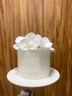 Bolo branco, classico e elegante, com muitas orquideas e cobertura de chantininho. A cobertura tem uns leves rasgos imitando troncos de árvore. Cake Decoration, Wedding Cakes