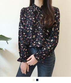 Flower Print Clothes, Flower Prints Fashion, Printed Dresses Fashion, Korean Blouse, Blouse Ideas, Ruffle Neck Blouse, Blouse Summer, Spring Dresses Casual, Blouse Style