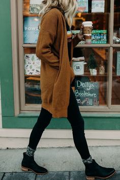 Coffee Winter Cardigan Outfit, 40s Mode, Mode Poses, Brown Cardigan, Neue Outfits, Brunch Outfit, Looks Style, Looks Vintage, Outfit Idea