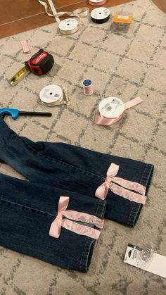 Diy Patched Pants, Ribbon Jeans Diy, Bow Jeans Diy, Jean Sewing Ideas, Jean Ideas Diy, Jeans With Ribbon On Side, Sewing On Jeans, Cute Diy Jeans, Bow On Jeans