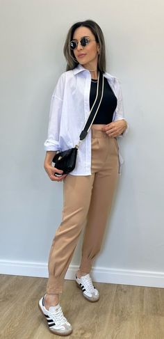 Outfit Ideas Samba Adidas, Casual Outfits Everyday, Outfit Pantalon Beige Mujer, Outfit Casual Tenis, Simple Travel Outfits, Guadalajara Mexico Outfits, Outfit Cumpleaños Mujer Dia Casual, Comfortable Style Outfits, Outfit Pantalon Beige