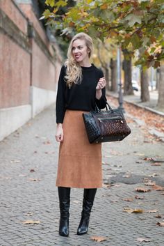 Ann Taylor suede skirt, how to wear suede midi skirt, midi skirt with knee high boots, Brahmin leopard print handbag, camel suede skirt outfit Midi Outfit, Midi Rock Outfit, Suede Skirt Outfit, Midi Skirt Winter, Rok Midi, Elegant Midi Skirt, Midi Outfits, Camel Skirts, Job Interview Outfit