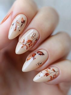 Autumn Nails With Leaves, Wedding Nails Autumn, Autumn Nails Leaves, Fall Bride Nails, October Almond Nails, Halloween Wedding Nails, Autumn Leaves Nails, Fall Leaves Nails, Otoño Nails