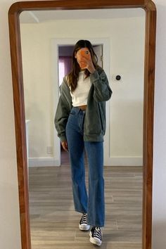 Hoodie Outfit Zip Up, Autumn Outfits Hoodie, How To Style Blue Straight Jeans, Basic Put Together Outfits, No Ripped Jeans Outfit, Zip Up And Jeans Outfit, Crop And Jeans Outfit, Basic Outfits Inspiration, Outfits With Hoodies Casual