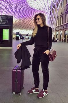 Aero Look, London Clothes, Airplane Outfits, Fashion Travel Outfit, Sneaker Outfits Women, New Balance Outfit, Airport Look, Travel Clothes Women