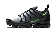 Part of a trio of Nike Air VaporMax Plus models released in the spring of 2018, the "Black Volt" colorway bridges the gap between classic and modern.  The hybrid sneaker gets its upper from the Nike Air Max Plus while the cushioning comes from the Nike VaporMax.  The Air Vapor Max Plus "Black Volt" has a grey gradient on the upper that is accented with hits of yellow in a pattern reminiscent of the Air Max 95 "Neon. " The VaporMax outsole is colored in black for a stealth look. Vapormax Plus Black, Nike Air Max Jordan, Neon Shoes, Buy Nike Shoes, Air Vapormax Plus, Nike Air Vapormax Plus, Nike Vapormax, Shoes Sneakers Jordans, Baskets Nike