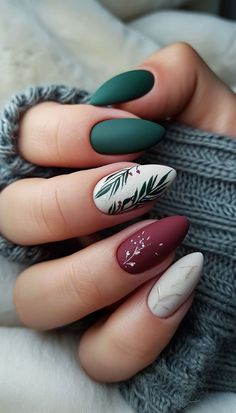 Cute And Easy Christmas Nails, Winter Acrylic Nails Ideas, Nails 2024 Christmas, Winter Nail Ideas Blue, Easy Winter Nail Designs, Winter Season Nails, Christmas Nails Green And Red, Winter Gel Nails Ideas, Christmas Nails 2024