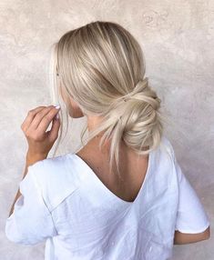 Blonde Hair Messy Bun, Messy Low Bun, Hair Messy Bun, Hair Messy, Find Hairstyles, Cute Simple Hairstyles, Shadow Root, Balayage Hair Blonde, Blonde Hair Looks