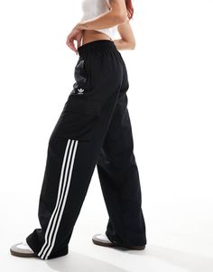 Joggers de adidas Originals Ganas de tiempo libre Cintura con cordón ajustable en el interior Bolsillos funcionales Detalle de la marca de adidas Bajo con cierre ajustable Corte holgado Cargo Tracksuit, Fashion Basics, Adidas Branding, Adidas Tracksuit, Adidas Joggers, Adidas Brand, Style Cargo, Curves Workout, Maxi Dress Trend