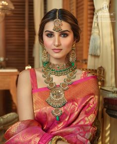 Pink Saree Jewellery, Tara Sutaria Makeup, Bollywood Decorations, Tara Sutaria Lehenga, Tara Sutaria Saree, Pink Saree Look, Engagement Saree Look, Pink Kanjeevaram Saree, Diwali Makeup