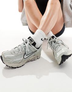 Sko fra Nike Fuldender ethvert outfit Design med lav profil Lukkes med snørebånd Foret pløs og manchet Med Nike brandmærke Zoom Air-enhed giver ultraresponsiv, affjedrende stødabsorbering Slidstærk ydersål i gummi Slidmønster med struktur New Balance Tennis Shoes Women, Nice Running Shoes, Workout Tennis Shoes For Women, 90s Running Shoes, Forum Low Cl Shoes, Workout Sneakers Womens, Women’s Athletic Shoes, Europe Walking Shoes, Athleisure Style Women