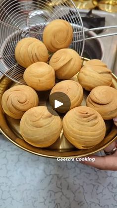 1.7M views · 78K reactions | Matar Ki Kachori Unique Style | गरमा गरम मटर की कचोरी

✍️...कचोरी बनाने की सामग्री / Ingredients
1 कप मैदा (fine flour)
½ चम्मच नमक (salt)
3 चम्मच घी (ghee)
1 कप ताजा हरे मटर (green peas)
1 हरी मिर्च (green chilli)
1 इंच अदरक टुकड़ा (ginger)
½ चम्मच सरसों का तेल (mustard oil)
1 चम्मच जीरा (cumin)
⅓ चम्मच हींग (asafoetida)
2 चम्मच साबुत धनिया सौंफ और काली मिर्च दरदरा कुट्टी हुई
(Whole coriander, fennel and black pepper coarsely ground)
1 चम्मच बेसन (gram flour)
1 चम्मच लाल मिर्च पाउडर (red chilli powder)
½ चम्मच धनिया पाउडर (coriander powder)
⅓ चम्मच हल्दी (turmeric powder)
½ चम्मच नमक (salt to taste)
¼ चम्मच काला नमक (black salt)
¼ चम्मच भुना जीरा पाउडर (roasted cumin powder)
¼ चम्मच गरम मसाला (garam masala)
½ चम्मच अमचूर पाउडर (dried mango powder)
2 छोटे उबले ह