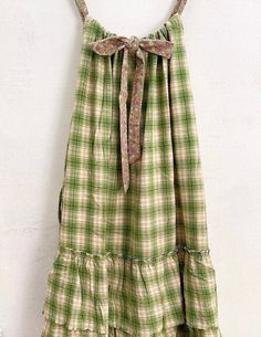 London Plaid Dress in Green With Floral Tie Bow . - Etsy Green Gingham Dress, Dress Preppy, Quoi Porter, Green Tartan, London Dress, Green Gingham, Tartan Dress, Clothes To Make, Pinafore Dress