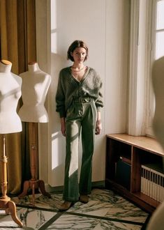 Olive Green Outfit Aesthetic, Olive Trousers Outfit, Intentional Wardrobe, Green Trousers Outfit, Olive Outfit, Green Pants Outfit