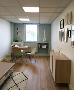 Physiotherapy Room Interior Design, Small Front Office Design, Doctor's Office Design, Physiotherapy Office Design, Physio Room Design, Physio Office Design, Acupunture Aesthetic, Medical Office Design Doctors