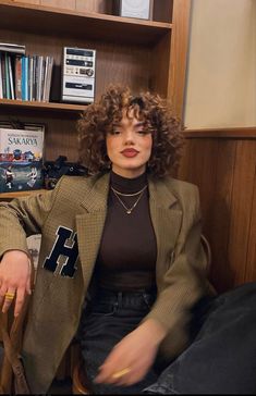 Short Round Curly Hair, Short Curly Haircuts With Curtain Bangs, Curly Haircut Mid Length, Curly Haircuts Short Layers, Shirt Curly Hair With Bangs, Short Curly Wolfcut With Bangs, 70s Short Curly Hair, Short Curly Hair Color Ideas Highlights, Short Curly Haircuts Grunge