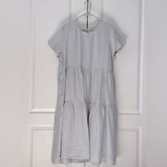 Kyra Jane Women's Short Sleeve 100% Linen Tiered Dress Brand: Kyra Jane Size: Xxl / 2xl Color: Gray & White Features: - 100% Linen - This Dress Was Handmade To Order - Rounded Neck - Keyhole Closure At The Back Of The Neck - Pockets :) Measurements: -Armpit To Armpit: 24 Inches -Length From Top Of Shoulder To Bottom Hem: 46 Inches -Waist Laid Flat: 25 Inches Condition: Excellent Pre-Loved Condition *Please See All Photos For Overall Wear As They Are Part Of The Description. *Measurements Are Done By Hand And Are An Approximation. *All Reasonable Offers Will Be Considered. Bundle Items For More Savings And Reduced Shipping. Thanks For Looking! Linen Lagenlook Casual Farmhouse Country F Feminine Minimalist, Jane Gray, Jane Dress, Farmhouse Country, Tiered Dress, Boho Bohemian, Dress Brands, Gray White, Overalls