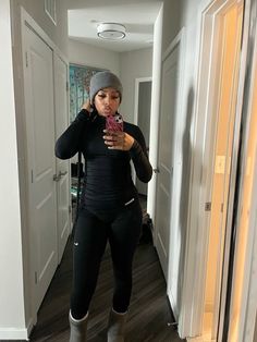 Legging Outfit Black Women, Outfits With Black Leggings For School, Leggings With Uggs Outfit, Ugg Boots Outfit Black Women, Black Ugg Outfits, Hoodie Outfit Black Women, Leggings Outfit Black Women, Nike Leggings Outfit