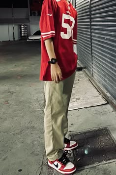 Chicago Jersey Outfit, Mens Red Shoes Outfit, Jersey Aesthetic Outfit Men, Sporty Outfits Men Sports, Red Air Jordans Outfit Men, Nike Chicago Outfit, Red Nike Dunks Outfit Men, Usc Dunks Outfit Men, Chicago Split Dunks Outfit