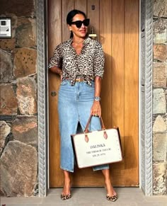 15+ simple denim skirt outfit ideas you will want to wear this Fall — ASHLINA KAPOSTA Styling Long Denim Skirt Summer, Denim Skirt Outfit Fall, Long Denim Skirt Outfits, Denim Skirt Outfit Ideas, Denim Skirt Outfit Summer, Long Denim Skirt Outfit, Outfit Europe, Denim Skirt Outfit