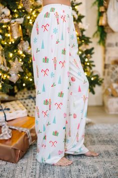 Plan on staying in a lot this holiday season? Or at least plan on staying with family and friends for Christmas eve? Then these pajamas are perfect for you! They are so cute and totally comfy! These classic pjs are going to have you feeling festive and fun this holiday season! Top Collared neckline Button down front closure Long sleeves Red piping Christmas pattern Generous stretch Bottoms Elastic waist Christmas pattern Generous stretch *These run large. You may consider sizing down. Baileigh i Blue Zones, Christmas Pjs, Holiday Prints, Christmas Print, Plus Size Maxi Dresses, Christmas Snowflakes, Chunky Knits Sweater, Lounge Set, Christmas Pajamas