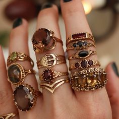 Vintage Ring Stack, Gold Treasure, Brown Rings, Estilo Hippie, Dope Jewelry, Funky Jewelry, Jewelry Lookbook, Moda Vintage, Jewelry Inspo