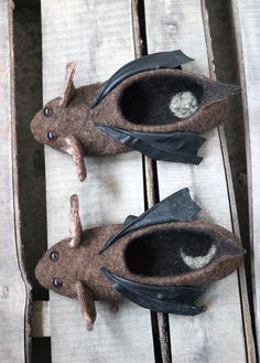 two brown shoes are sitting on a wooden bench