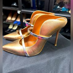 Iconic Mule By Malone Soulier . Stylish , Comfortable And A Must Have . Gold Leather Backless Design With A Stretchable Silver Leather Strap That Gives It A Beautiful Contrasting Touch . Malone Souliers Maureen, Malone Souliers, Backless Design, Gold Leather, Mule Clogs, Mules Shoes, Mule, Heeled Mules, Clogs