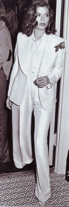 #suit #BIANCA JAGGER Tommy Nutter, 70s Mode, White Pantsuit, Fashion 70s, Lauren Hutton, Slim Fit Blazer, Diane Keaton