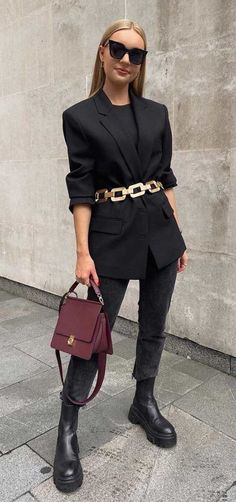 Chunky Boots Outfit, Everything In Moderation, Black Blazer Outfit, Outfit Elegantes, Hoodie And Joggers, Outfits Con Jeans, Outfit Mujer, Looks Black, Brunch Outfit